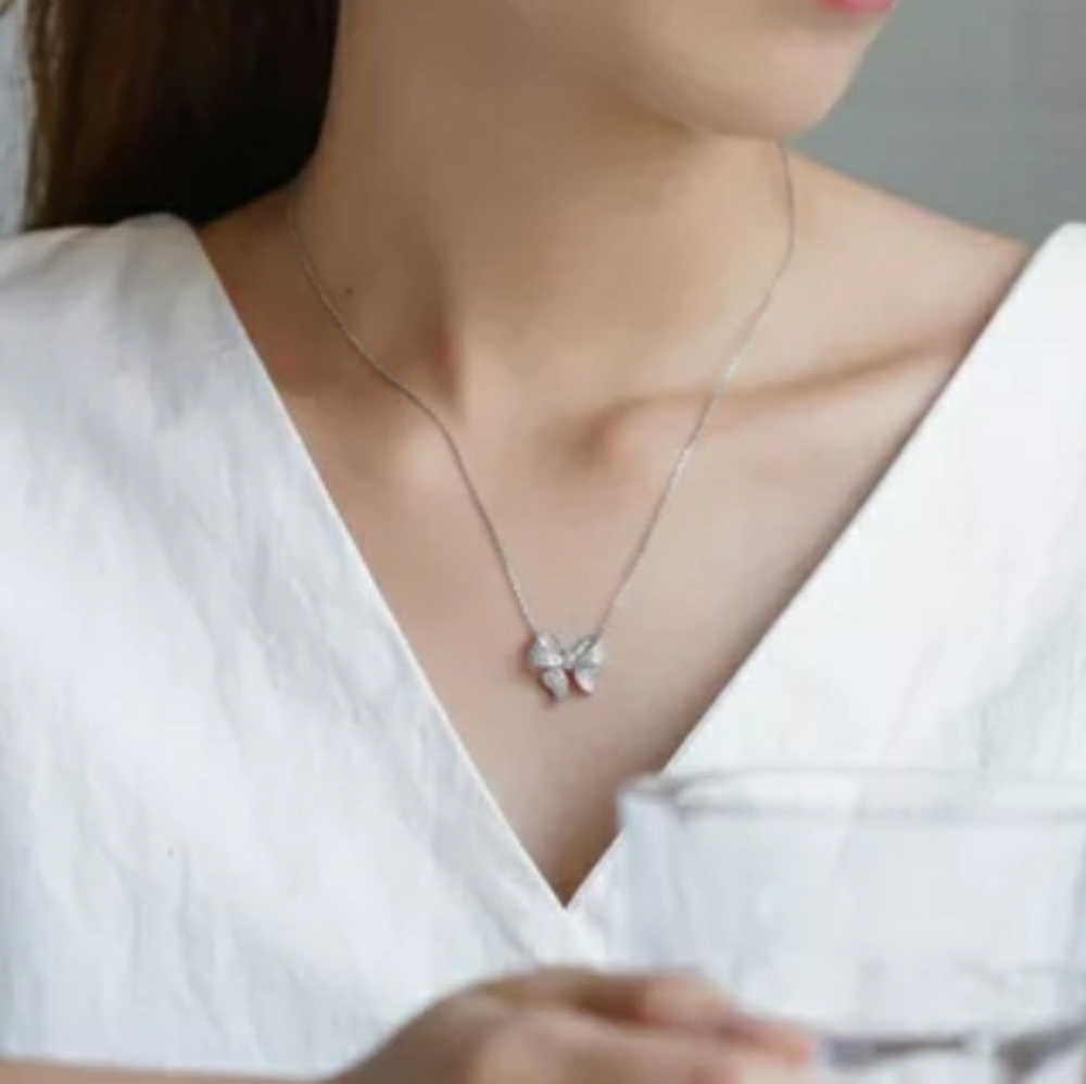 New Silver Bow Pendant Necklace - Picture 6 of 6